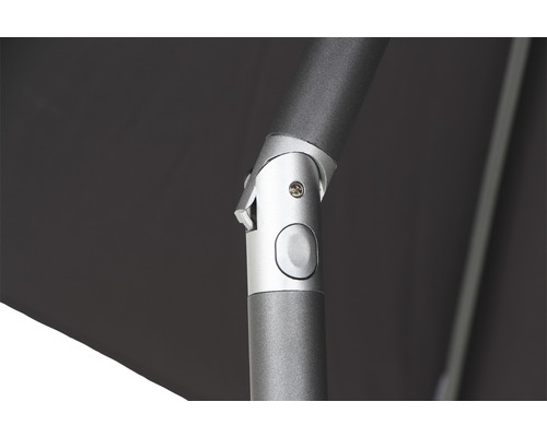 Detailaufnahme eines Sonnenschirms mit Aluminiumgestell