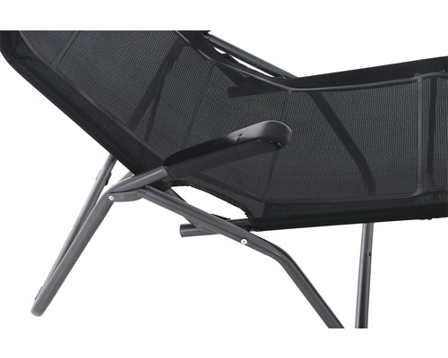 Vue détaillée d''une chaise de jardin noire avec revêtement en filet et accoudoir