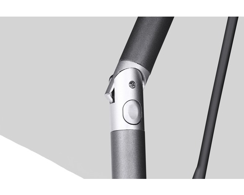 Gros plan d''un parasol avec structure en métal et réglage de l''inclinaison.