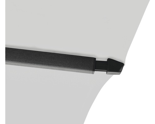 Detailansicht eines Sonnenschirms mit Streben und Abschlusskappe