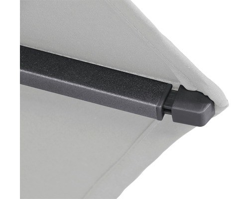 Vue détaillée d''un store avec cadre métallique et revêtement en tissu.