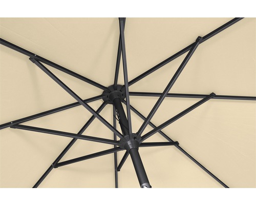 Vue détaillée par le bas d''un parasol avec structure noire et revêtement en tissu de couleur claire.