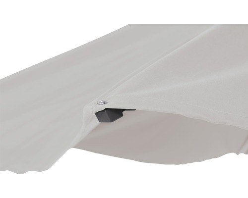 Gros plan sur la toile d''un parasol avec un élément de fixation.