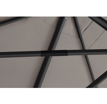 Gros plan de la structure métallique et du toit en tissu d''un pavillon