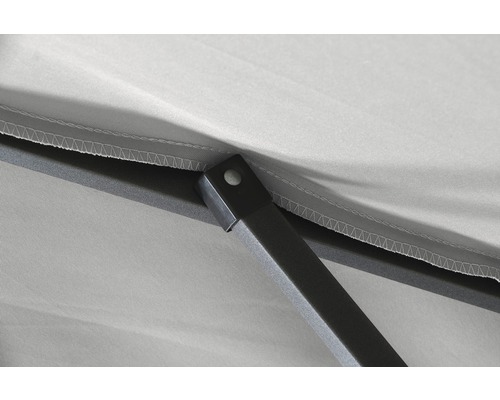 Vue détaillée d''un pavillon avec toit en tissu et structure métallique