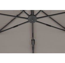 Vue détaillée du parasol avec structure et revêtement