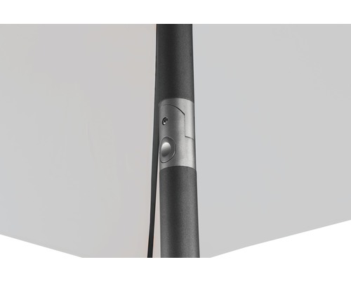 Detailansicht eines Sonnenschirms mit Mechanismus zur Einstellung der Höhe.