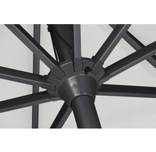 Detailansicht des Metallgestells eines Sonnenschirms