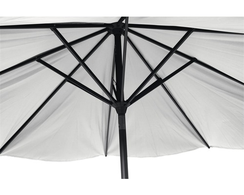Vue de dessous d''un parasol de jardin avec revêtement clair et cadre foncé