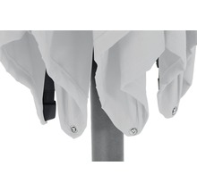 Detailaufnahme des Stoffes eines Sonnenschirms mit Befestigungsringen