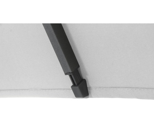 Gros plan d''un pied de parasol avec revêtement en tissu