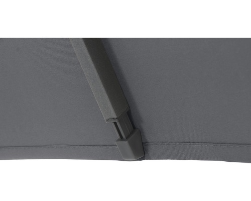 Detailaufnahme eines grauen Sonnenschirms mit Streben