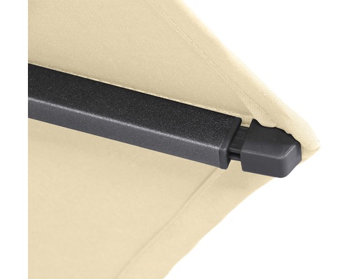 Détail d''un store banne avec cadre noir et tissu beige