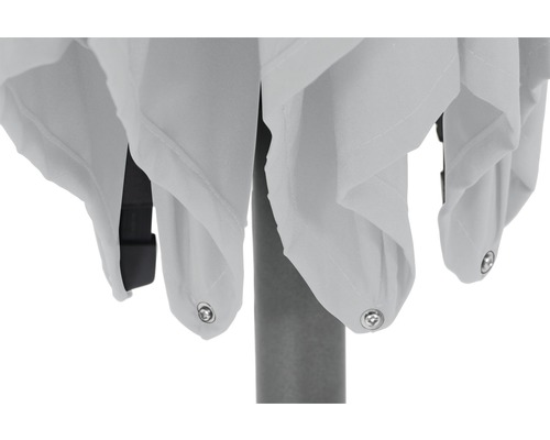 Vue détaillée d''un parasol avec revêtement en tissu et œillets métalliques