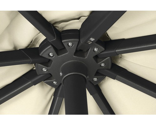 Vue détaillée d''un parasol avec armature foncée et toile claire
