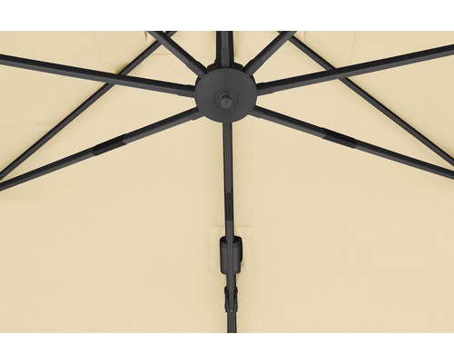 Vue détaillée du dessous d''un parasol avec armature métallique et revêtement en tissu