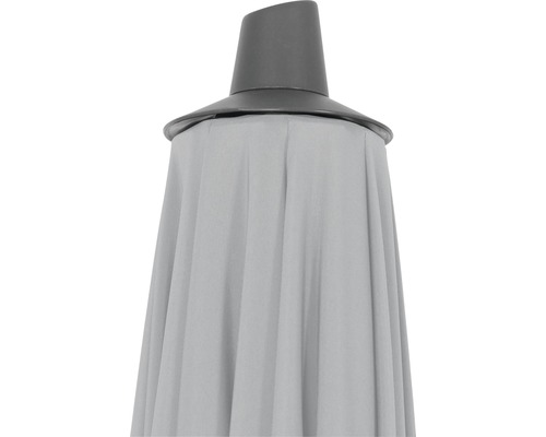 Vue détaillée d''un parasol fermé avec revêtement et embout gris