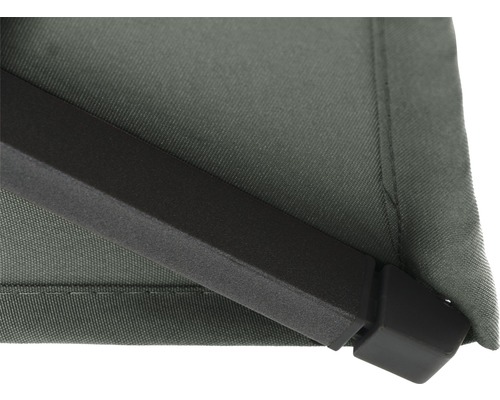 Detail einer Markise mit Stoff und Rahmen