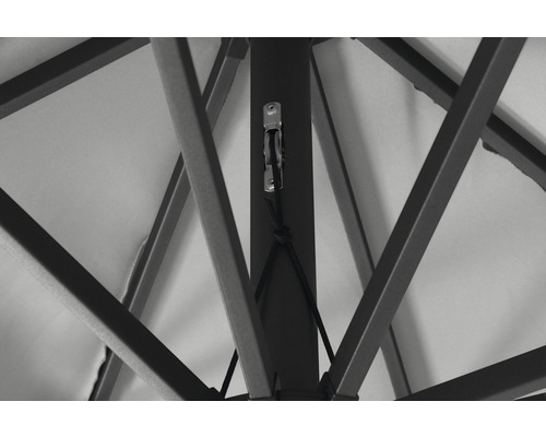 Vue détaillée de l''armature d''un parasol avec mécanisme de serrage