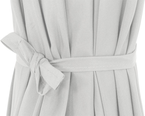 Vue détaillée d''un rideau avec un tissu drapé et une ceinture à nouer