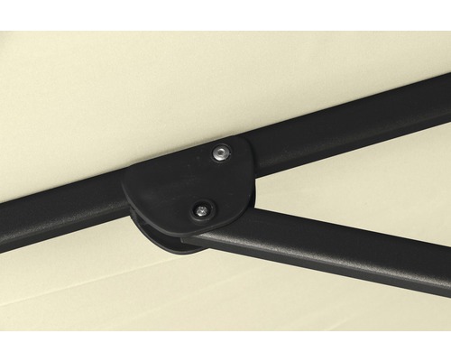 Gros plan d''un parasol avec structure noire et toile couleur crème