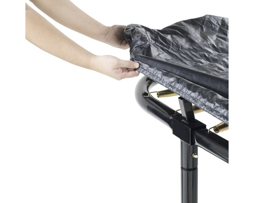 Abdeckung wird über ein Gartentrampolin gezogen.