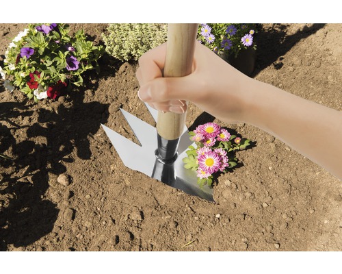 Gartenkralle im Einsatz zum Einpflanzen von Blumen