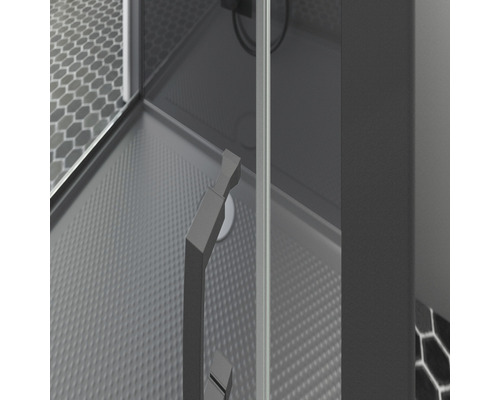 Detailansicht einer Duschkabine mit Griff und hexagonalen Fliesen