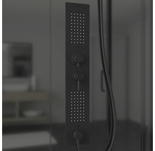 Panneau de douche noir avec flexible de douche dans la salle de bains.
