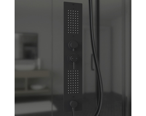 Schwarze Duschpaneel mit Brauseschlauch im Badezimmer.