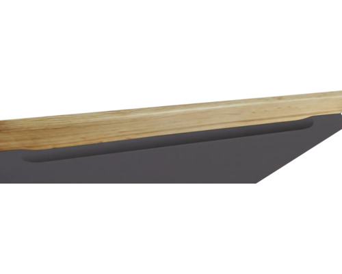 Detailansicht einer Holzplatte mit Griffmulde