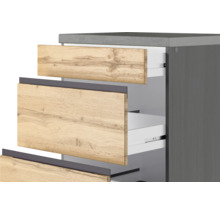 Badezimmerschrank mit Holzfronten und Auszügen