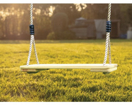 Holzschaukel mit Seilen im Garten