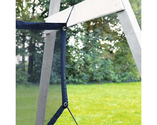 Detailaufnahme eines Fangnetzes an einem Gartenspielgerät