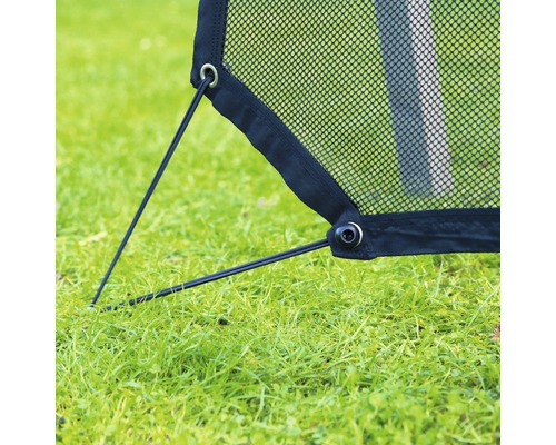 Detailaufnahme eines Fußballtors mit Netz und Befestigungsmechanismus auf einer Rasenfläche