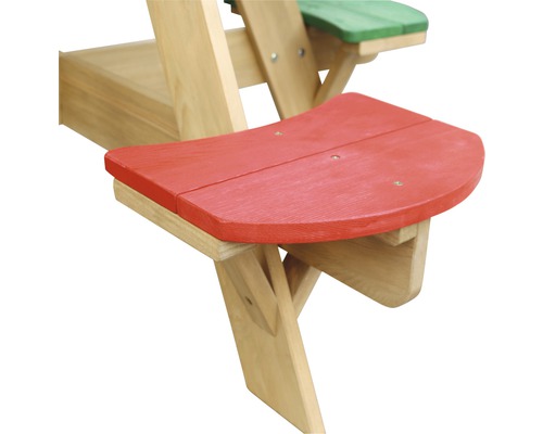 Detailaufnahme einer Holzbank mit roter Sitzfläche für den Aussenbereich