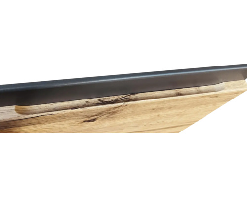 Detailansicht einer Holzplatte mit Griffleiste