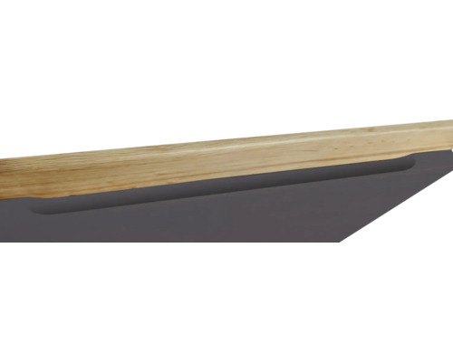 Detailansicht eines Tisches mit Holzplatte und eingelassenen Griffen.