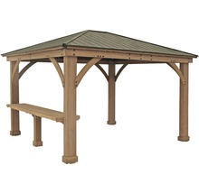 Holzpavillon mit Metalldach und Sitzgelegenheit