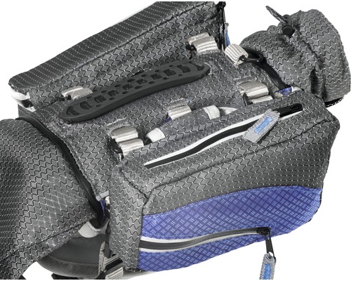 Vue détaillée d''un sac de golf avec compartiments et fermetures éclair