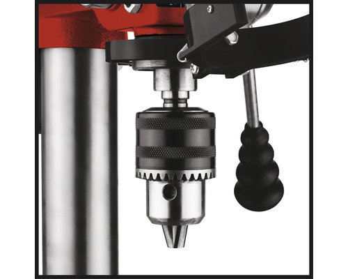 Detailaufnahme einer Bohrmaschine mit Bohrfutter