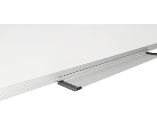 Gros plan sur une surface d''écriture de tableau blanc avec un porte-stylo