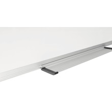 Detailansicht einer Whiteboard Tafel mit Stiftablage