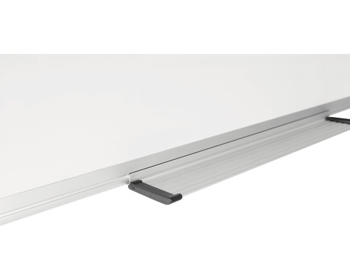 Vue détaillée d''un tableau blanc avec un support pour stylos