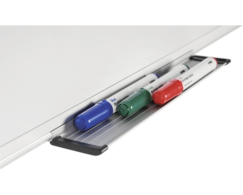 Detailansicht einer Whiteboard Ablage mit blauen, grünen und roten Whiteboard Markern