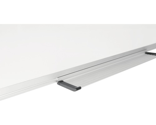 Detailansicht einer Whiteboard Oberfläche mit Stiftablage