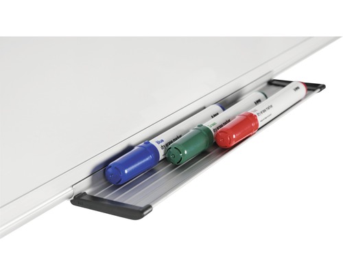 Detailaufnahme einer Whiteboard-Stiftablage mit blauen, grünen und roten Whiteboard-Markern.