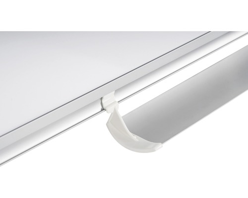 Gros plan d''un store vénitien blanc avec clip de fixation.