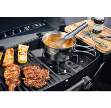 Grill avec viande, légumes, sauce et fouet dans une casserole en acier inoxydable