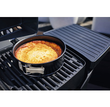 Gâteau au fromage dans un moule à charnière sur un barbecue